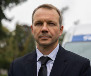 Pierwsza miłość: Stik ucieka z konwoju transportującego go do więzienia z pogrzebu Teresy... Marta i Emilka są w niebezpieczeństwie?