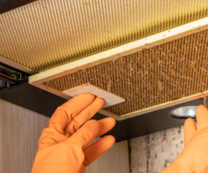 Obficie posyp i zalej wrzątkiem otłuszczony filtr okapu. Lepki brud rozpuści się już po 1 minucie. Czyszczenie okapu kuchennego