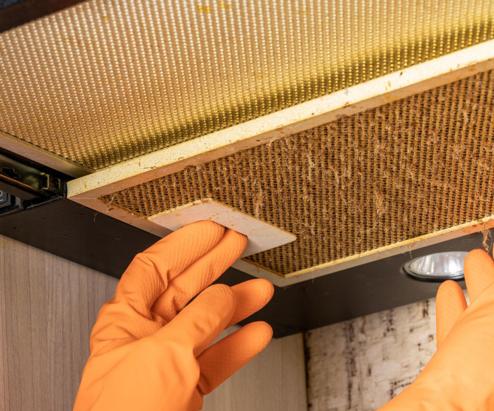 Błyskawiczne czyszczenie filtra okapu kuchennego. Ta mieszanka rozpuści stary brud w minutę