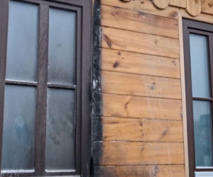 Podpalił posterunek policji w akcie zemsty. Myślał, że czapka i szalik uchronią go przed odpowiedzialnością