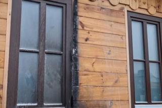 Podpalił posterunek policji w akcie zemsty. Myślał, że czapka i szalik uchronią go przed odpowiedzialnością