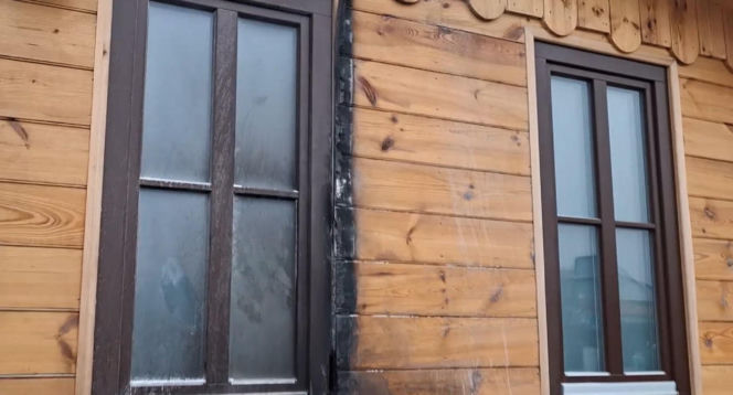 Podpalił posterunek policji w akcie zemsty. Myślał, że czapka i szalik uchronią go przed odpowiedzialnością