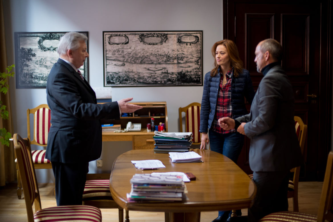 Lekarze 4 sezon odcinek 9  (odc. 48). Alicja (Magdalena Różczka), Leon Jasiński (Jacek Koman), adwokat Nowicki (Krzysztof Gordon)