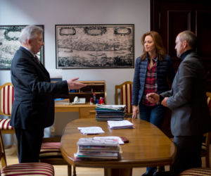 Lekarze 4 sezon odcinek 9  (odc. 48). Alicja (Magdalena Różczka), Leon Jasiński (Jacek Koman), adwokat Nowicki (Krzysztof Gordon)