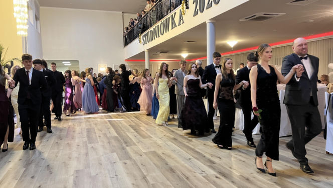 Studniówka pełna blasku i emocji! Tak bawili się maturzyści II LO w Bydgoszczy [ZDJĘCIA]