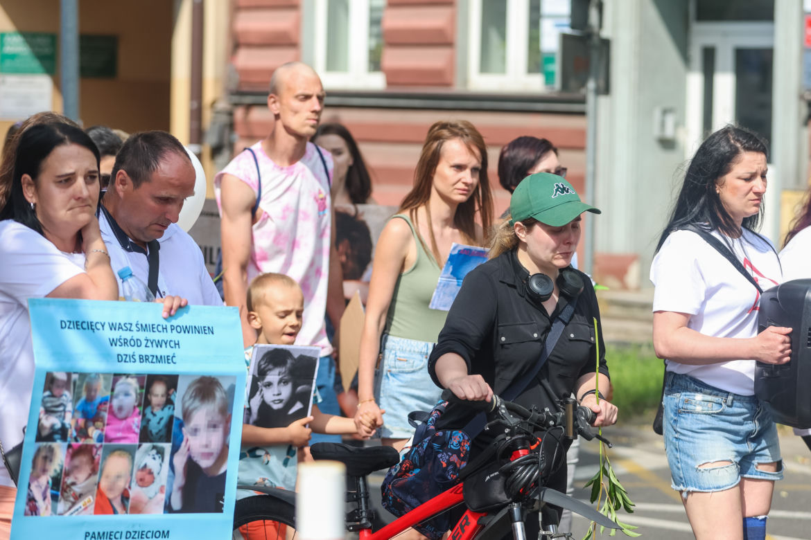 Biały Marsz dla Kamilka. Mieszkańcy Częstochowy przynieśli białe róże
