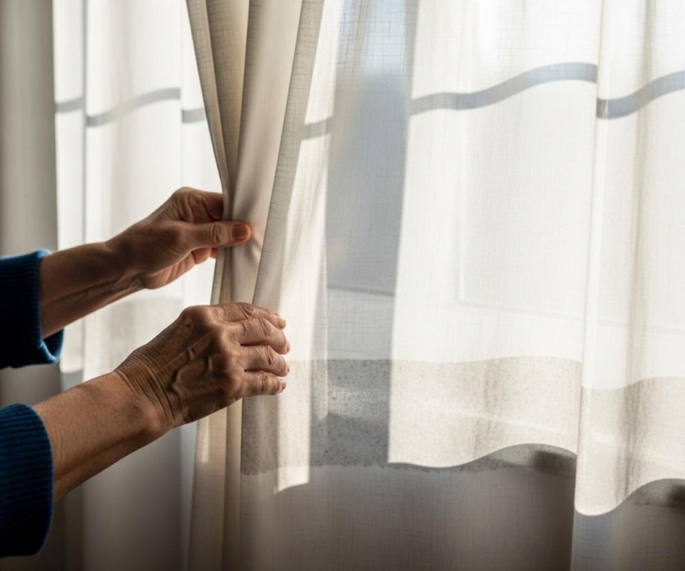 Tani trik na śnieżnobiałe firanki – działa lepiej niż odplamiacz