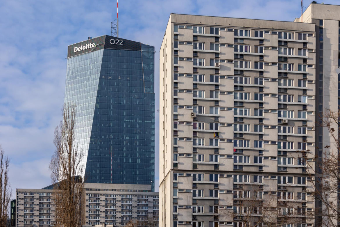 Osiedle za Żelazną Bramą – czekające na remont, krzyczące reklamami