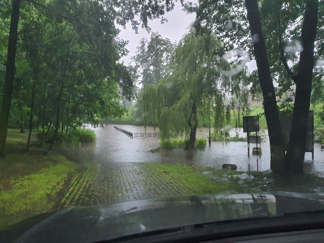 Potężne burze przeszły nad województwem śląskim. Zalane ulice, połamane drzewa i opóźnione pociągi [ZDJĘCIA]