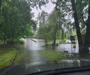 Potężne burze przeszły nad województwem śląskim. Zalane ulice, połamane drzewa i opóźnione pociągi [ZDJĘCIA]
