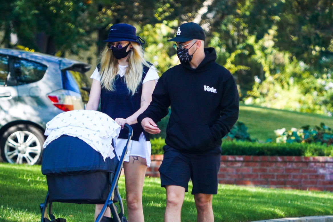Joe Jonas i Sophie Turner na nowych zdjęciach z maluchem