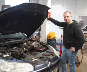 Uzbrojeni funkcjonariusze wtargnęli o świcie. YouTuber skuty przy płaczących dzieciach