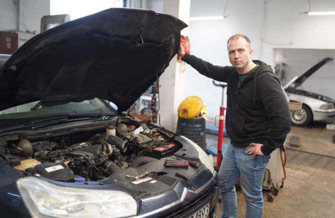 Uzbrojeni funkcjonariusze wtargnęli o świcie. YouTuber skuty przy płaczących dzieciach