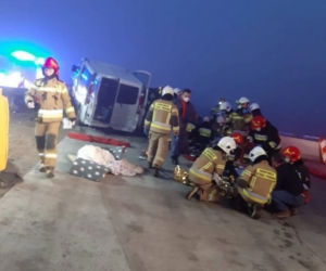 Kamieńsk: WYPADEK na Gierkówce! Bus UDERZYŁ w betonowe bariery, 5 osób RANNYCH! [FOTO]