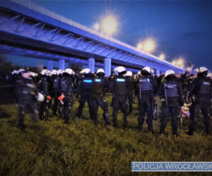 Derby Dolnego Śląska: Kibice zgromadzili się pod stadionem. W kierunku policjantów poleciały race 