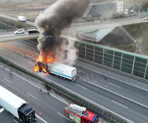 10-kilometrowy korek na A2 pod Warszawą. TIR stanął w płomieniach!