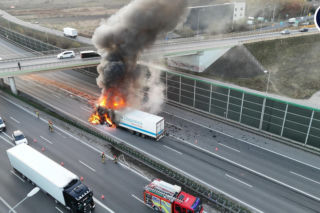 10-kilometrowy korek na A2 pod Warszawą. TIR stanął w płomieniach!