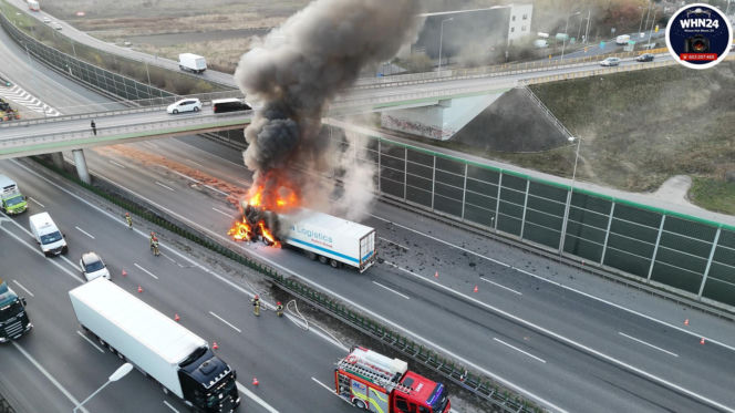 10-kilometrowy korek na A2 pod Warszawą. TIR stanął w płomieniach!