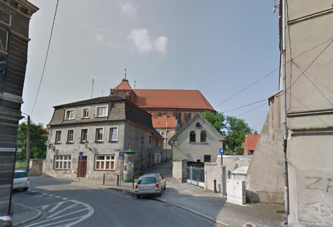 Najdalej na północ wysunięte miasto na Dolnym śląsku. Dawne mury obronne wciąż tu istnieją 