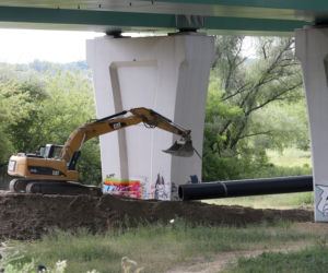 Zgrzewają rury do budowy rurociągu