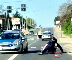 Szok! Na środku ulicy wymachiwał nożami. Policjanci byli bezradni!