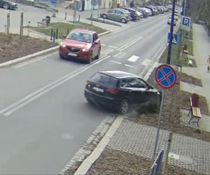 Uderzył w latarnię, ta spadła obok idącej chodnikiem rodziny. Chwile grozy w Zgorzelcu