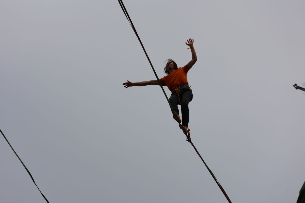   Urban Highline Festival 2023 w Lublinie. Slacklinerzy robią cuda na linach!