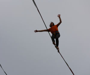   Urban Highline Festival 2023 w Lublinie. Slacklinerzy robią cuda na linach!