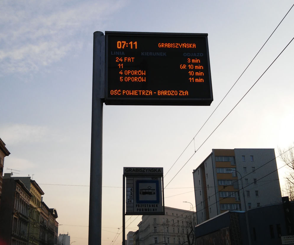 Przed złym stanem powietrza maisto ostrzega na tablicach informacyjnych na przystankach