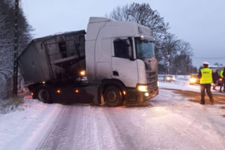 Warmia i Mazury zasypane śniegiem. Na drogach trudne warunki
