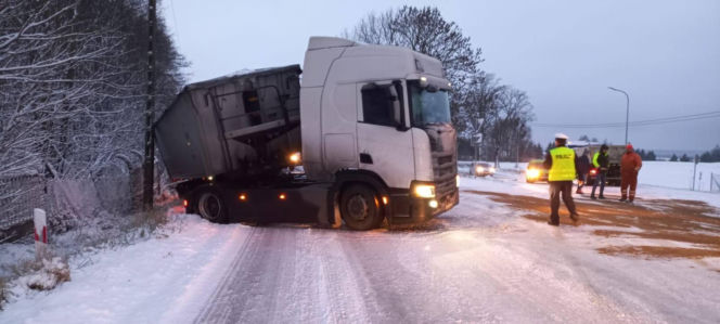 Warmia i Mazury zasypane śniegiem. Na drogach trudne warunki