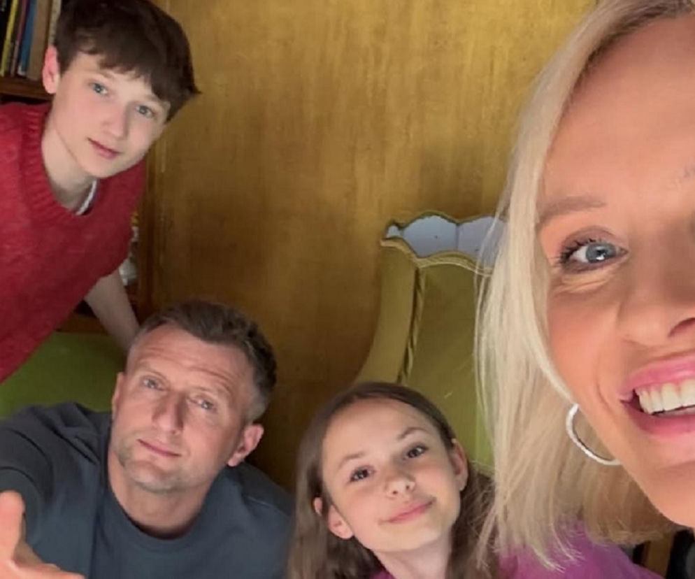 Aktorzy Iwona Rejzner, Arkadiusz Smoleński, Jarosław Śmigielski i Wiktoria Basik pozują do selfie na planie serialu, promując nadchodzący sezon. Ta szczęśliwa chwila z Lisieckimi z M jak miłość kontrastuje z zagrożeniami, o których dowiesz się na Super Seriale.