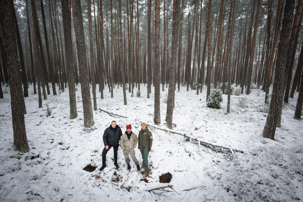 Archeolog, członek zespołu badawczego Wdeckiego Parku Krajobrazowego Olaf Popkiewicz w miejscu pozostałości obozowiska oddziału Armii Krajowej na terenie Wdeckiego Parku Krajobrazowego w Lipinkach,