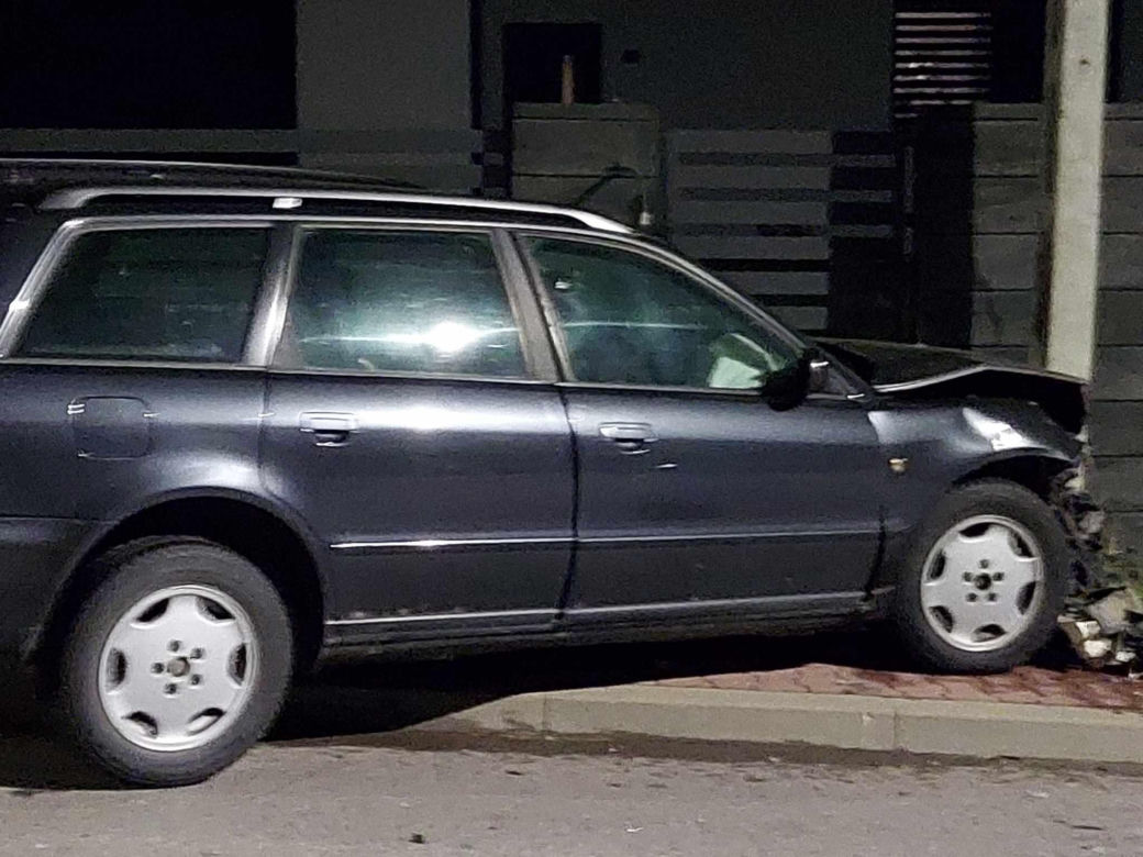 Nocny wypadek na Moniuszki w Starachowicach. Kierowca Audi uciekł z miejsca zdarzenia