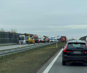 Pożar ciężarówki, potem wypadek. Laweta wioząca busy wjechała w tira na A2