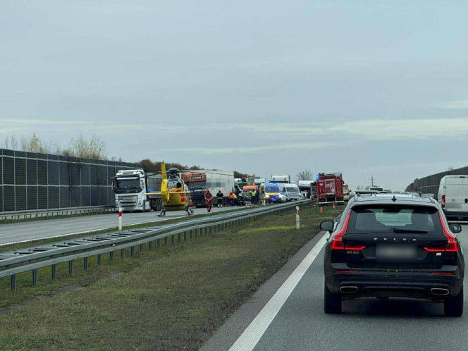 Pożar ciężarówki, potem wypadek. Laweta wioząca busy wjechała w tira na A2