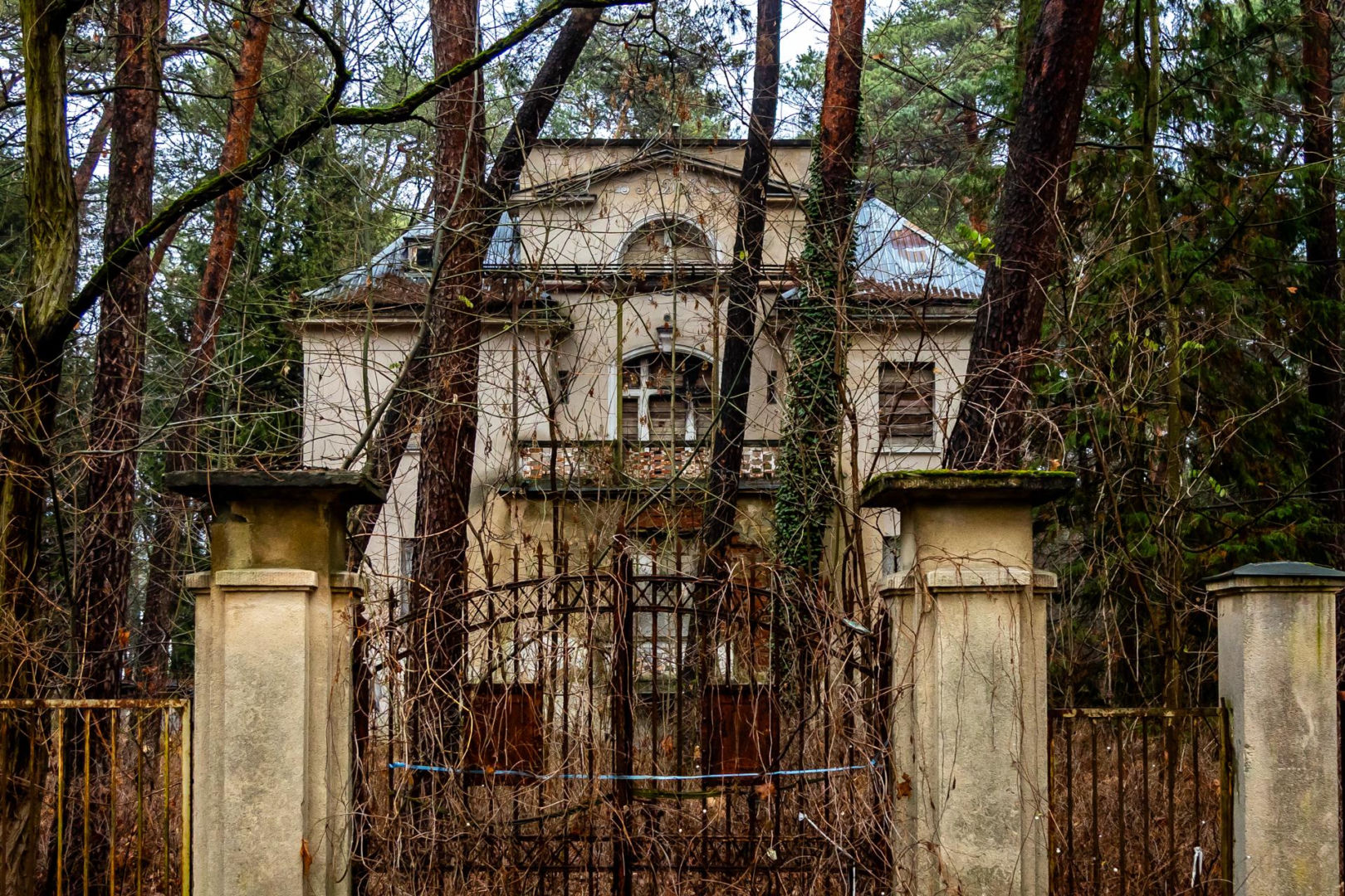 Opuszczona willa w Konstancinie