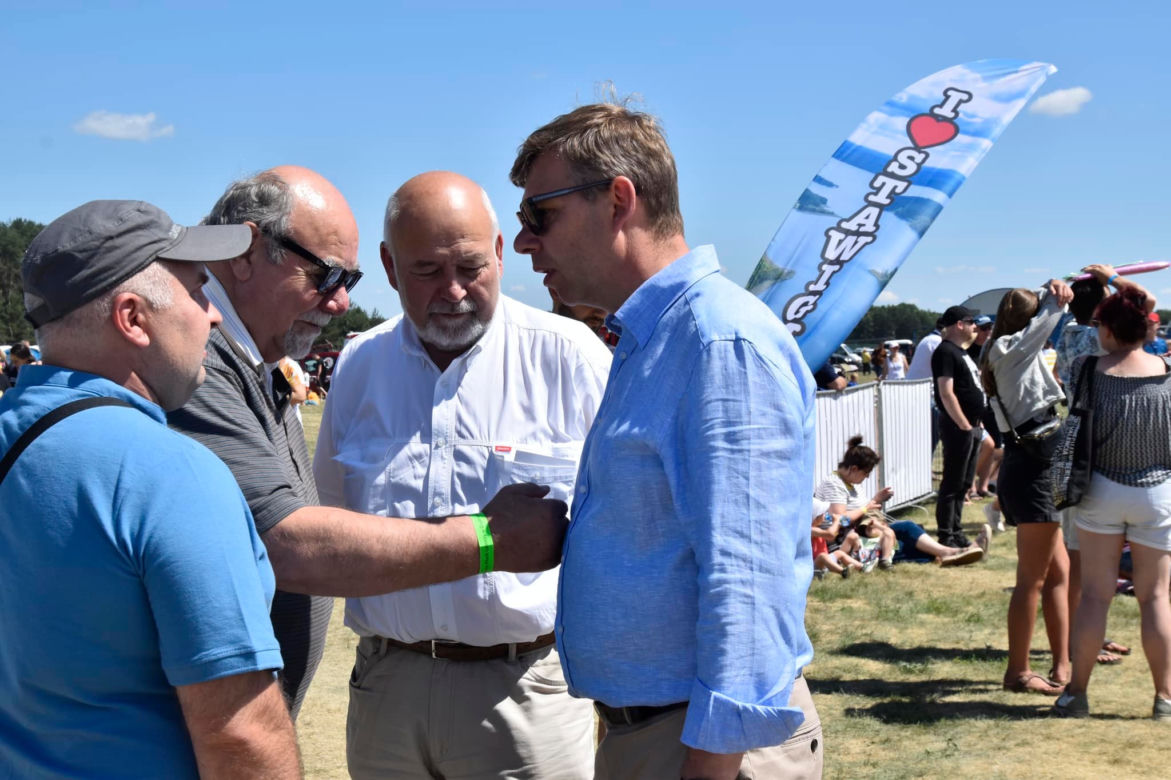 Rodzinny Piknik Lotniczy w Gryźlinach 2023. Lotnicy-akrobaci zachwycili publiczność