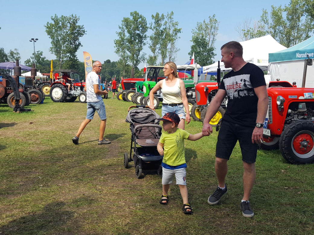 Festiwal starych ciągników w Wilkowicach. Setki maszyn, tysiące widzów i upał