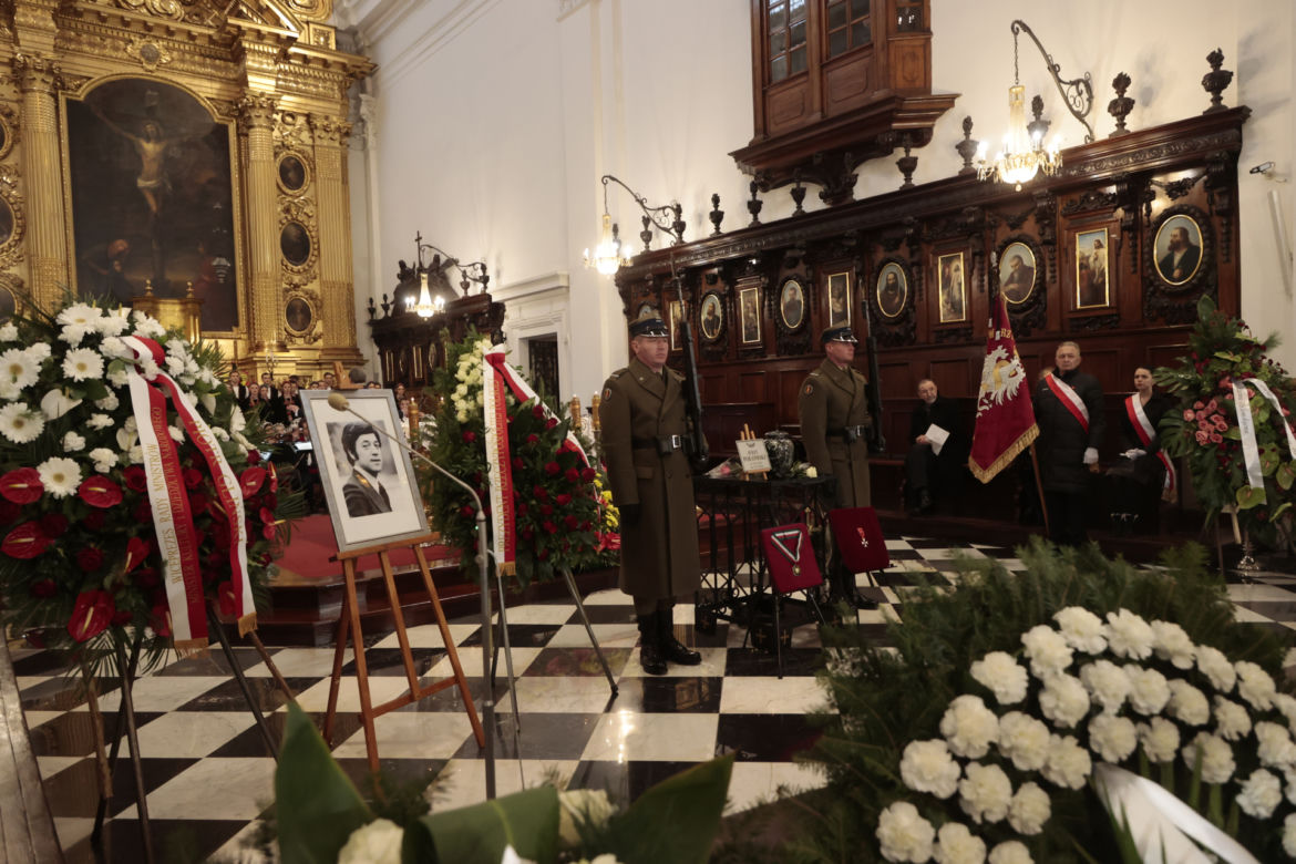 Wzruszające napisy na szarfach na pogrzebie Jerzego Połomskiego