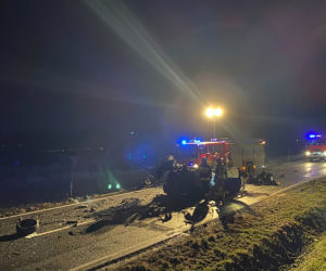 Samochód osobowy zderzył się z dwiema ciężarówkami. Tragedia na DK 25
