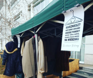 Podaruj komuś ciepło! W całej Warszawie można zostawiać ubrania dla potrzebujących!