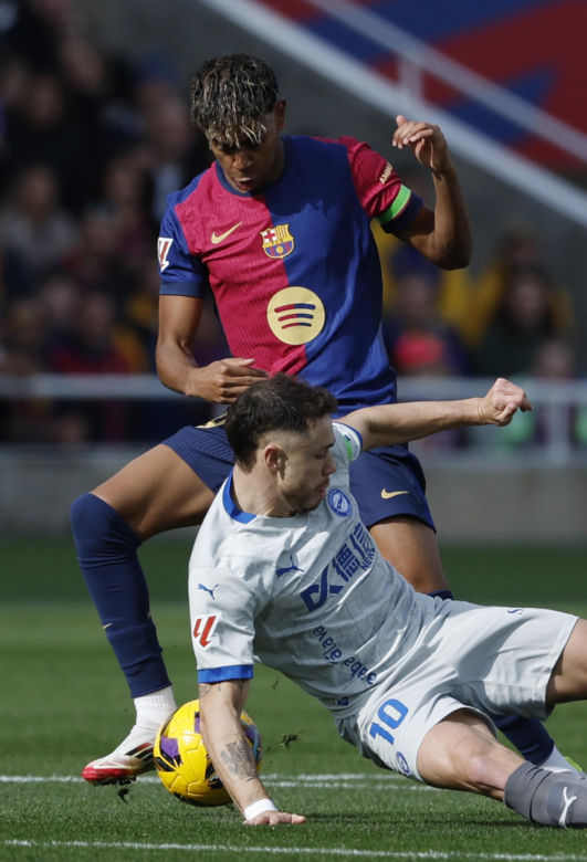Barcelona - Deportivo: Zwieźli piłkarza na noszach po groźnym zderzeniu