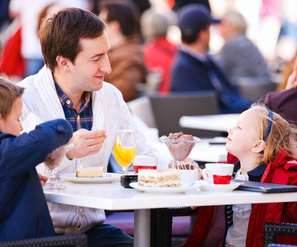 rodzina przy jedzeniu