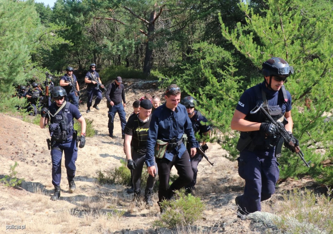 Policjanci z Rzeszowa jak z filmu Patryka Vegi. Zobaczcie zdjęcia z poligonu 