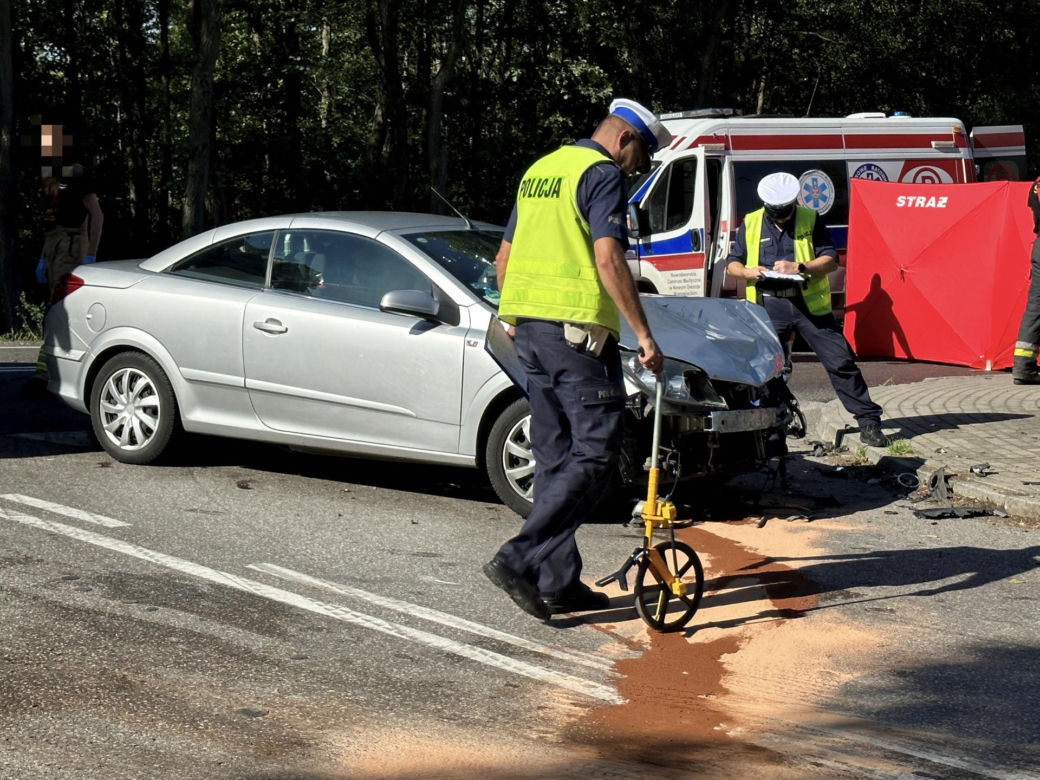 Koszmar na skrzyżowaniu w Sowiej Woli. Motocyklista przeleciał nad samochodem i gruchnął o asfalt. Zginął na miejscu