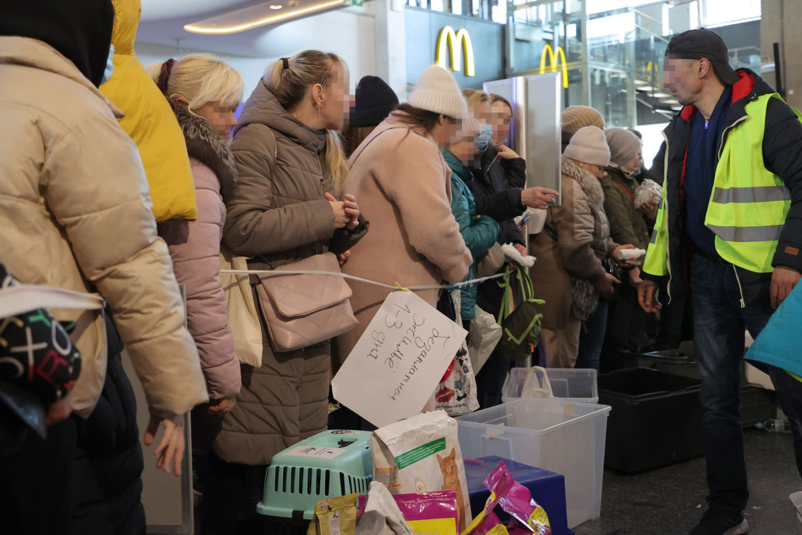 Dworzec Centralny pęka w szwach od ukraińskich uchodźców