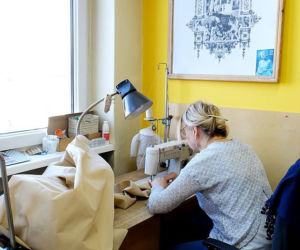 Koronawirus w Kaliszu. Krawcowe szyją maseczki i fartuchy dla walczących z COVID-19 [ZDJĘCIA]