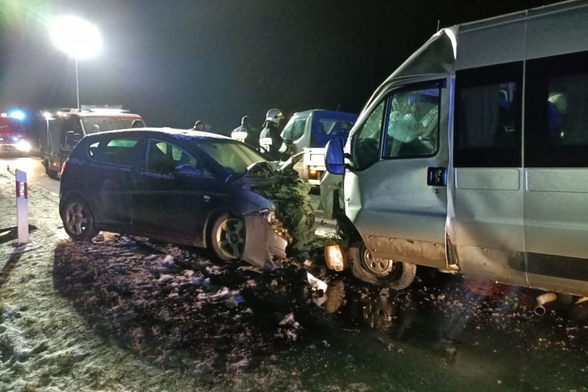 Żeby ominąć idącego jezdnią mężczyznę, zjechał i uderzył w inne auto. Horror na DK 12 w Kamiennej-Kolonii
