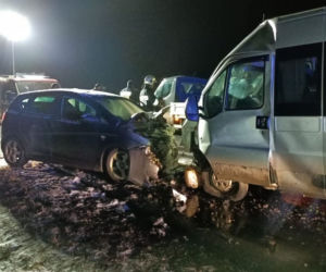 Żeby ominąć idącego jezdnią mężczyznę, zjechał i uderzył w inne auto. Horror na DK 12 w Kamiennej-Kolonii